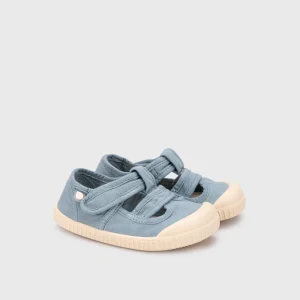 Scarpe aperte in tela concetto barefoot, Oceano